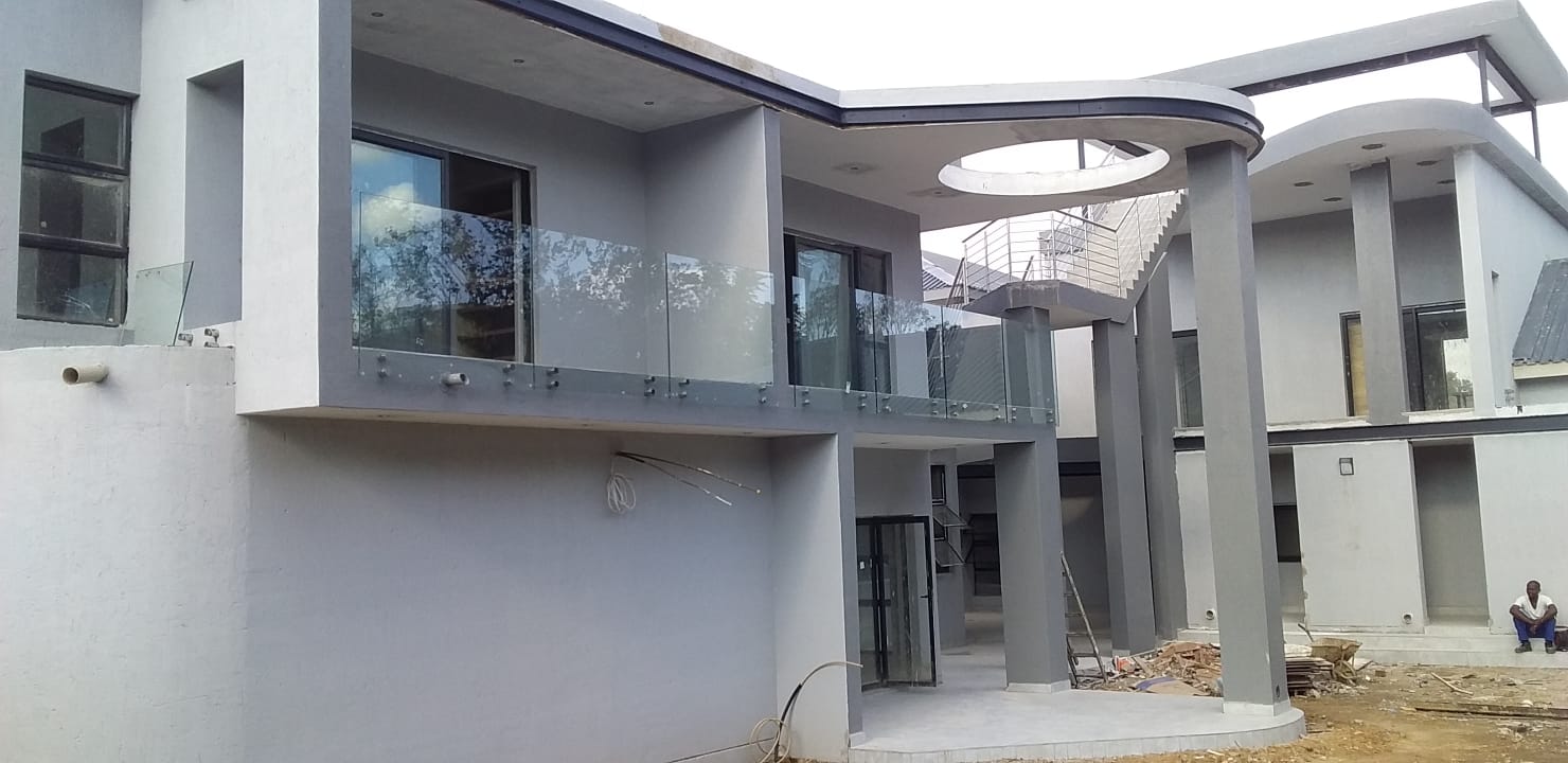Modern glass balustrade installation